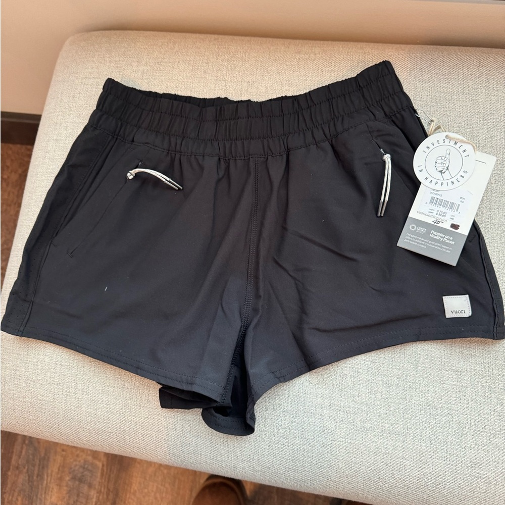 New with tags Women’s Vuori Dash shorts black